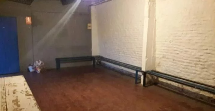 De estar en los mejores vestuarios de Europa a este: el humilde camerino que tuvo a Luis Suárez y su esposa sentada en el cemento