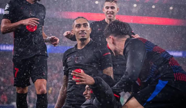 La esposa de Raphinha y los duros ataques tras la remontada del Barça: “Mono; tu hijo es de Koundé”