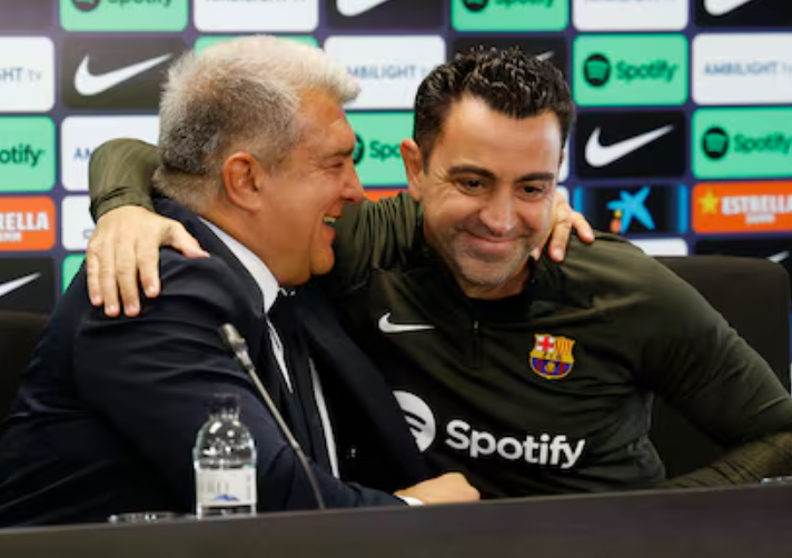 Los dos ‘fichajes’ que Laporta le impuso a Xavi para seguir en Barcelona: el técnico tuvo que acceder