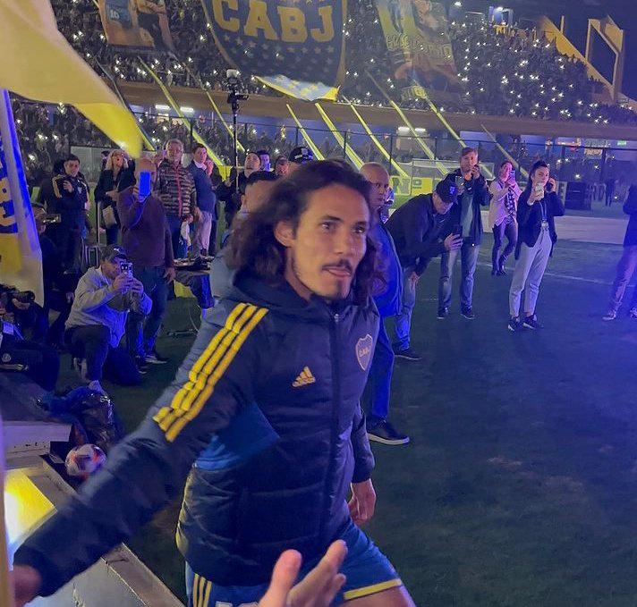 La presentación de Cavani con Boca Juniors en La Bombonera: brutal recibimiento y acompañado de su novia