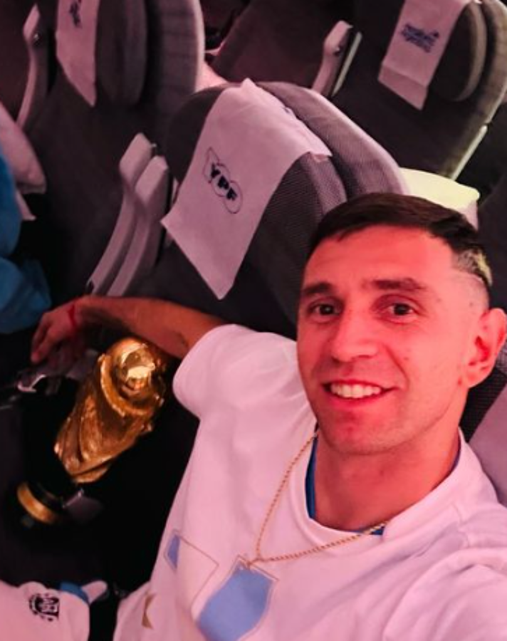 Lo que se vive dentro del avión: así viajan los jugadores de Argentina de vuelta a su país con la Copa del Mundo tras vencer a Francia