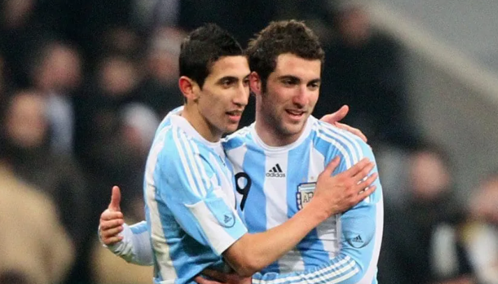 Di María abrazando a Higuaín en uno de los goles de Argentina ante Canadá en 2010.