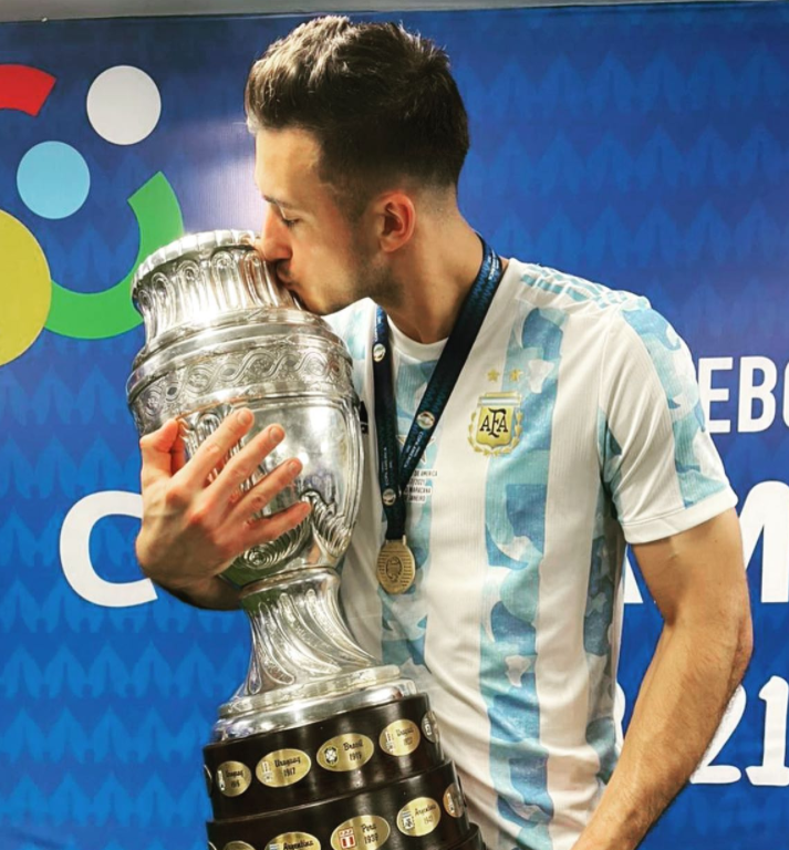 Insólito: portero argentino del Atalanta publica una foto íntima por error, su novia le responde y no tardaron las burlas