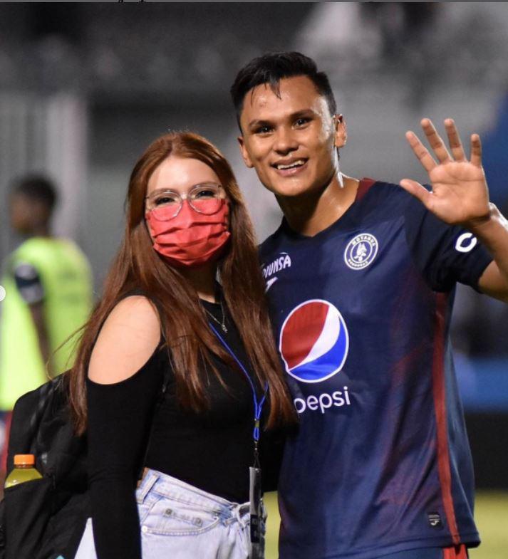 Iving Bruni, la hermosa pelirroja y prometida de Denil Maldonado que acaparó las cámaras como fotógrafa en el clásico capitalino