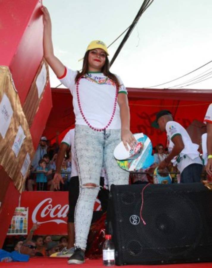 ¡BELLEZA! La campanita se roba el show en el carnaval de La Ceiba