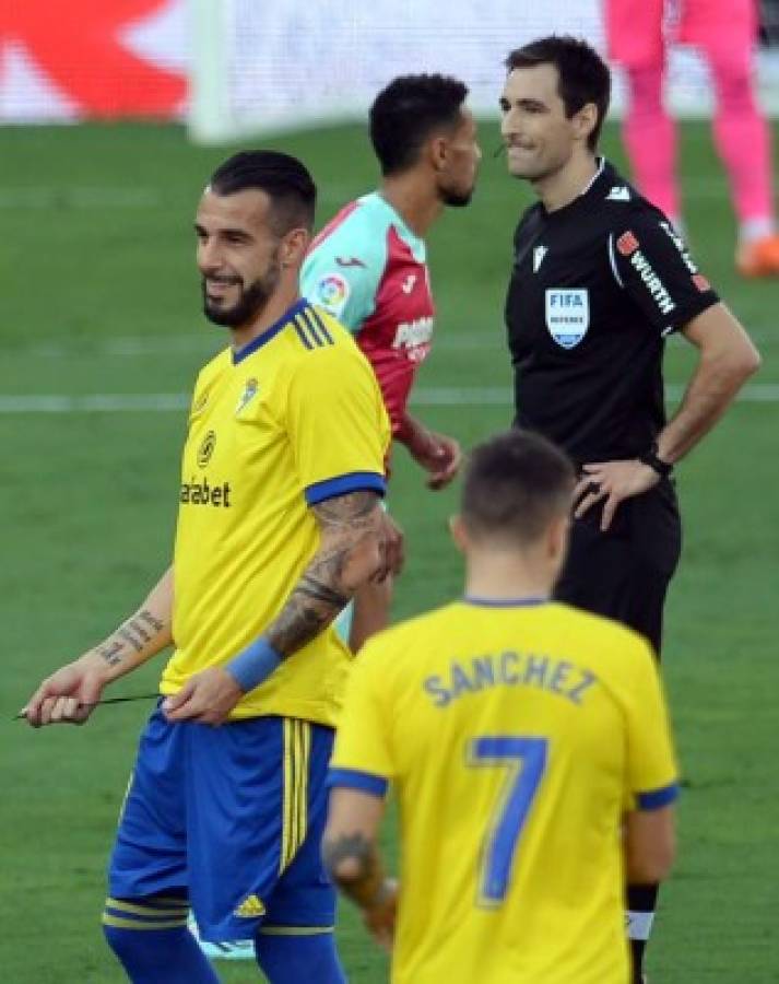 FOTOS: El reclamo de Choco Lozano, el duelo con Iborra y los gestos de dolor en el Cádiz-Villarreal