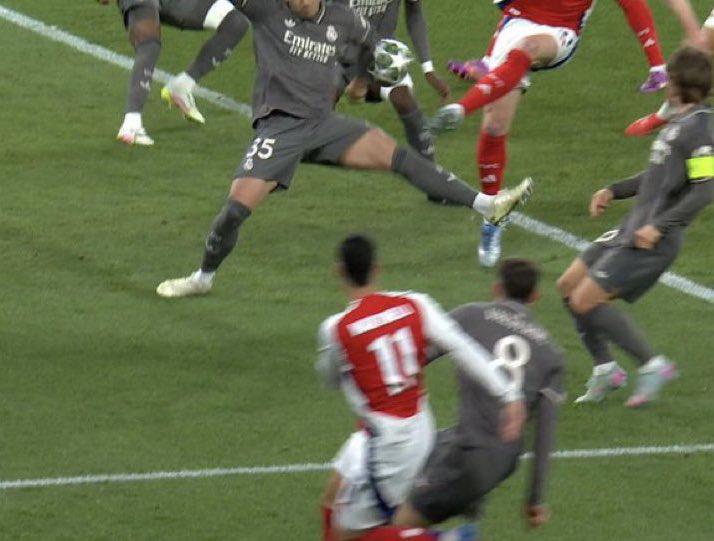 La bronca de Mbappé con Declan Rice en la goleada, la misteriosa burla del Barcelona y la tristeza de Real Madrid