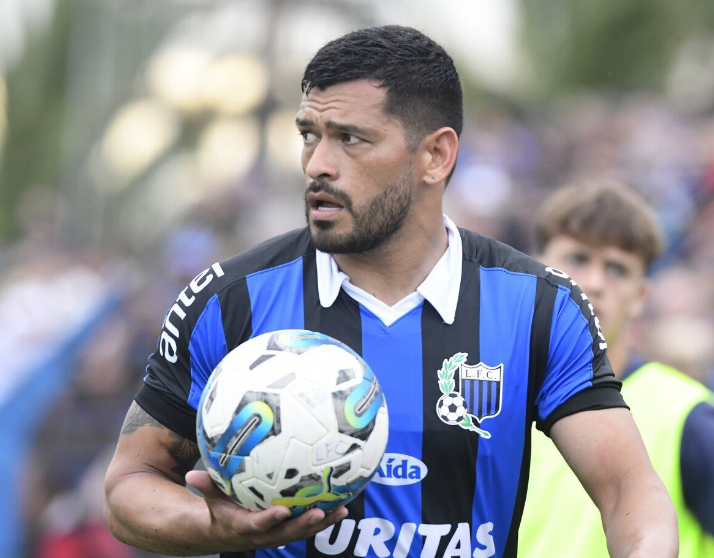 ¡Escándalo! Futbolista intentó ‘bajarle’ la novia a su propio compañero y el club lo despide