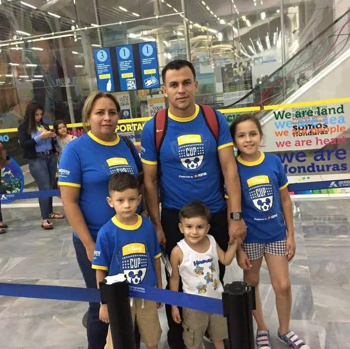 Rubén Matamoros junto a su esposa e hijos.