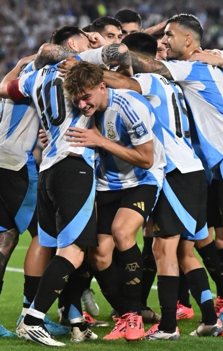 El famoso streamer que logró su foto con Messi y el chico de 20 años que debutó con Argentina y sorprendió a Leo ante Bolivia