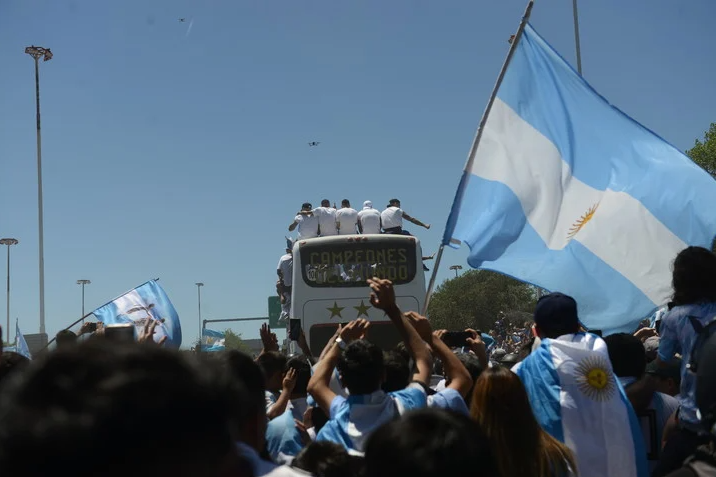 Cinco millones en la caravana de Argentina: Messi bebiendo alcohol, polémica foto de Otamendi y propuestas indecentes