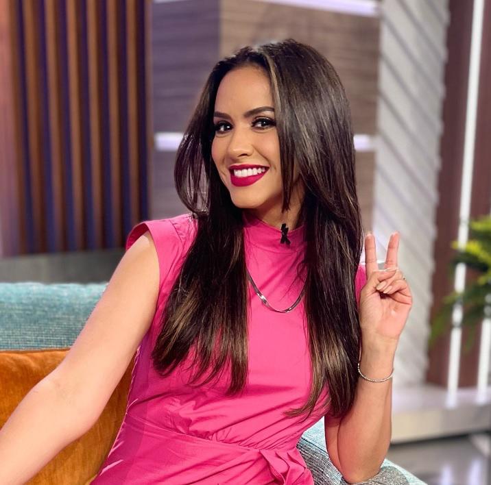 Ana Jurka, periodista deportiva hondureña, deslumbra en sus vacaciones en las playas de Tela