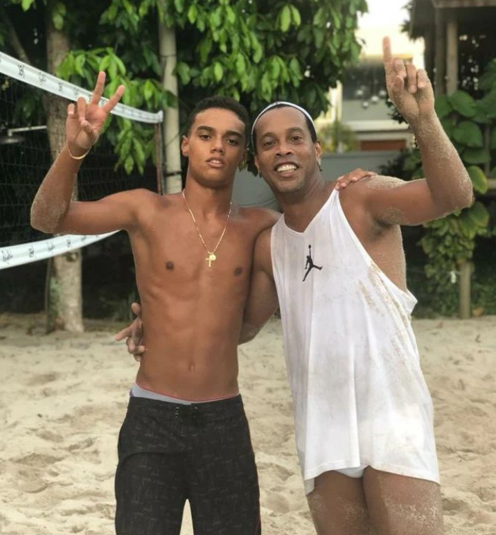 ¿Salió como su padre? Así es la vida del único hijo de Ronaldinho y su impresionante cambio físico