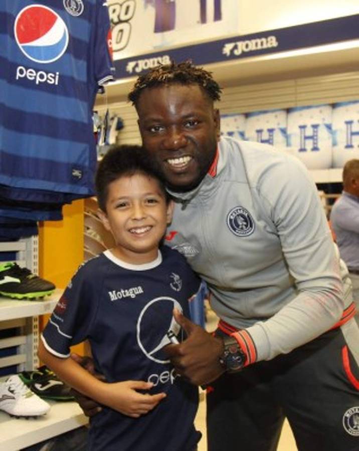 Aficionados abarrotaron llegada de Motagua a San Pedro Sula