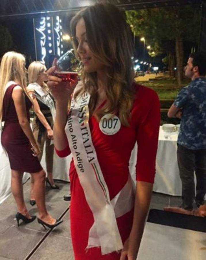 ¡Hermosa! Alice Arlanch la hermosa madrina del Giro y aficionada al Milán