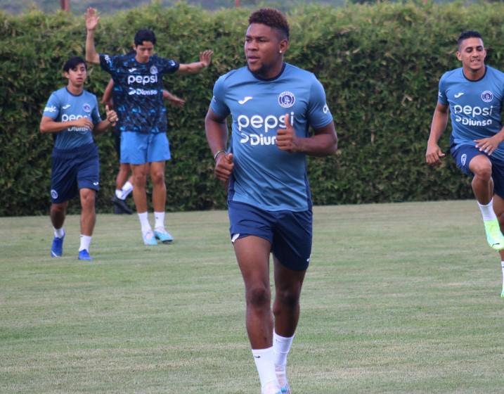 Fotos: Agustín Auzmendi y los nuevos fichajes ya lucen la camisa de Motagua; presentan al nuevo preparador físico