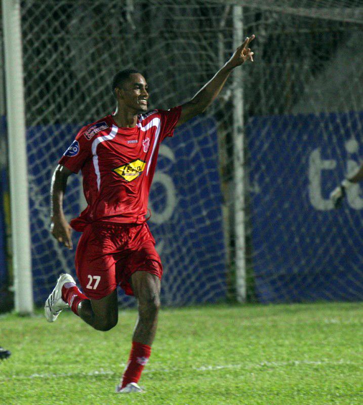 Jerry Bengtson en sus inicios en Liga Nacional, siempre con su tradicional número 27.