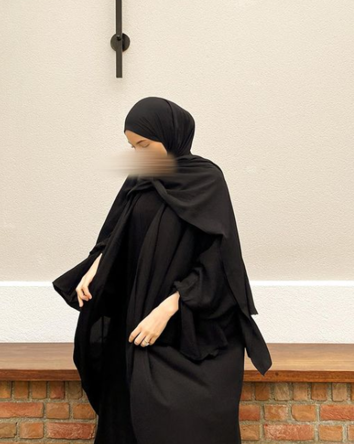 Siempre con el rostro cubierto: la influencer y misteriosa mujer que conquistó a crack del Barcelona