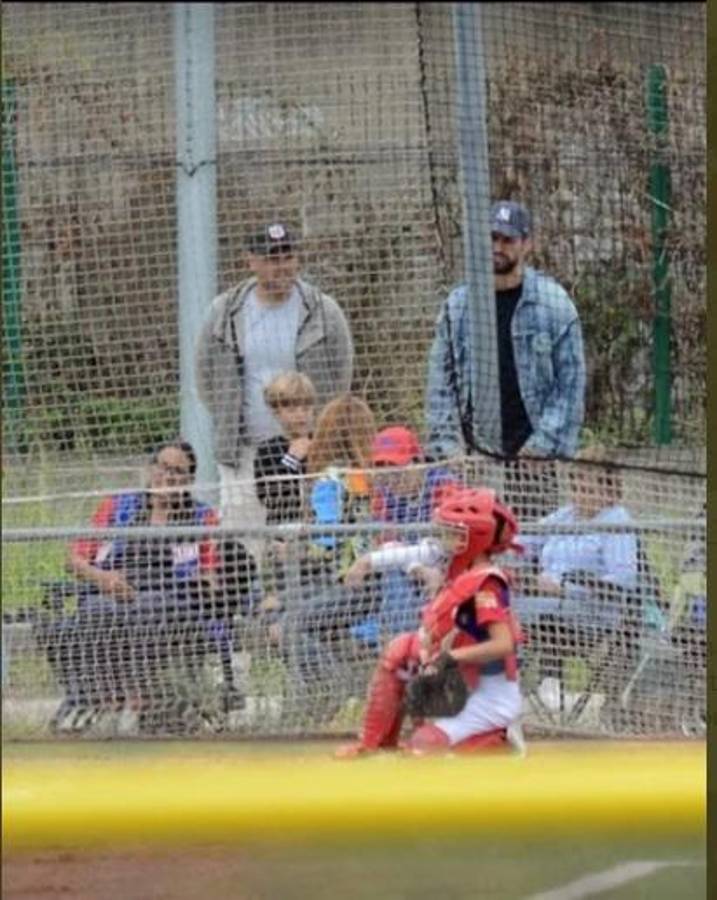Incómodo momento: Shakira y Piqué estuvieron en un partido de béisbol de su hijo y así fueron captados