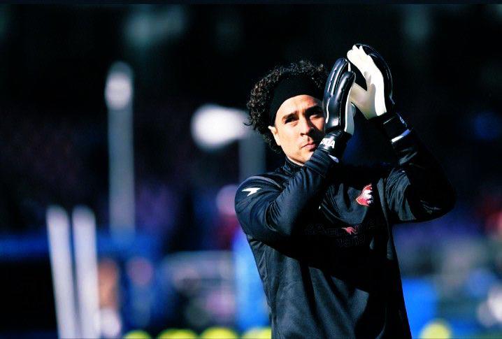 El avión tuvo fallas y se activó el protocolo de impacto: lo que se sabe del angustioso vuelo de Memo Ochoa rumbo a México