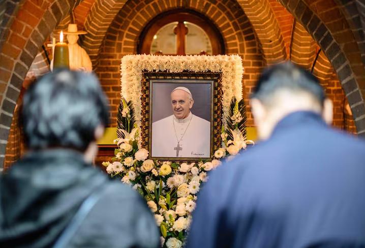 El Vaticano publicó las imágenes del papa Francisco en un ataúd de madera y confirma la fecha de su funeral