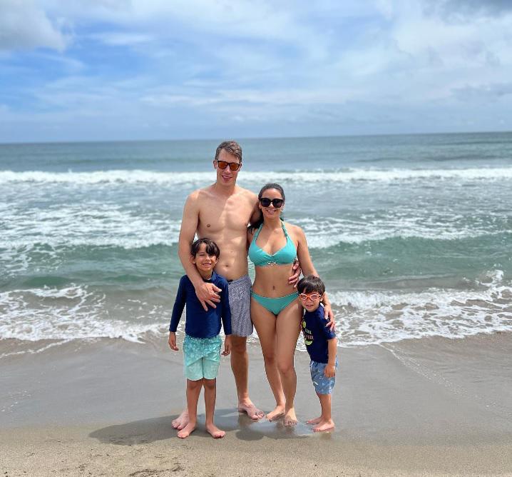 Ana Jurka, periodista deportiva hondureña, deslumbra en sus vacaciones en las playas de Tela