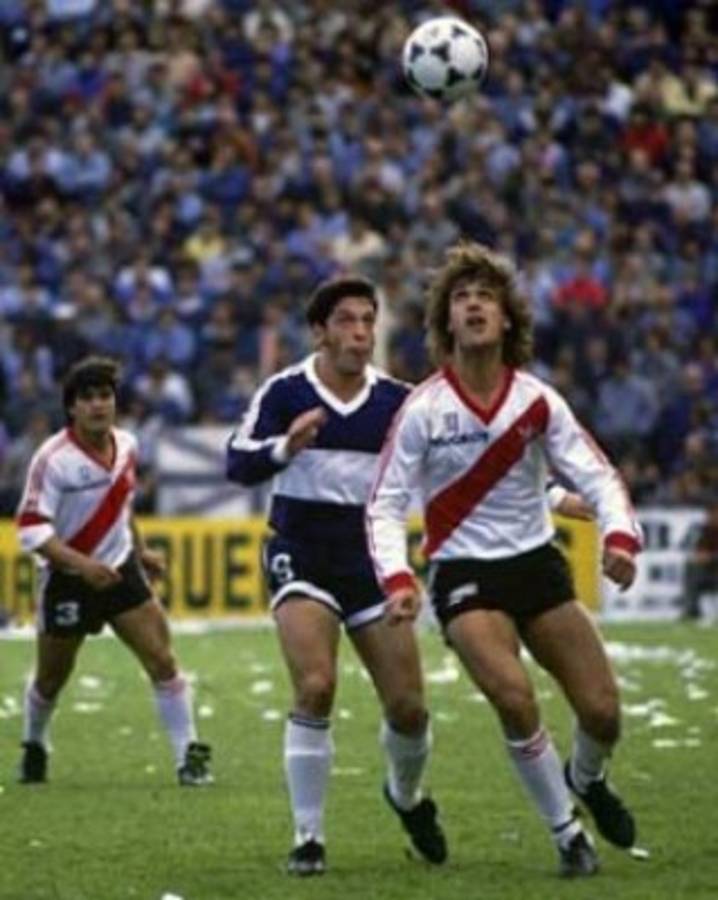 Los grandes futbolistas que cambiaron sus colores por los del equipo rival