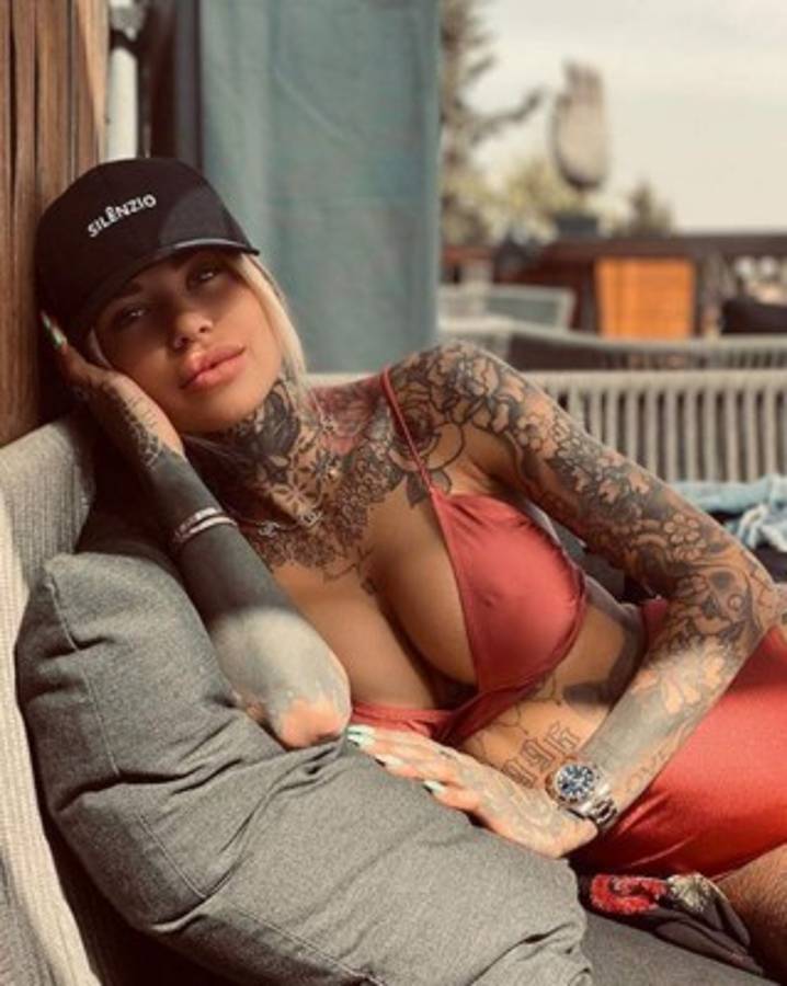 Theo Hernández, cazado en un barco con la espectacular musa de los tatuajes en Italia