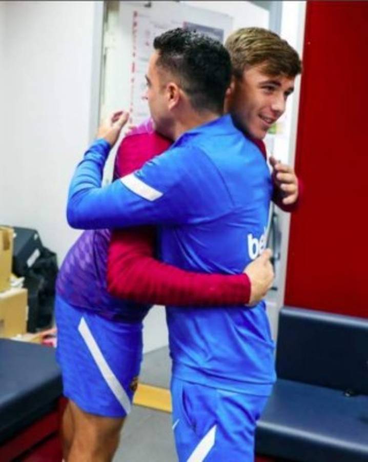 Dando el ejemplo: así fue el primer día de Xavi Hernández como entrenador del Barcelona y su bienvenida