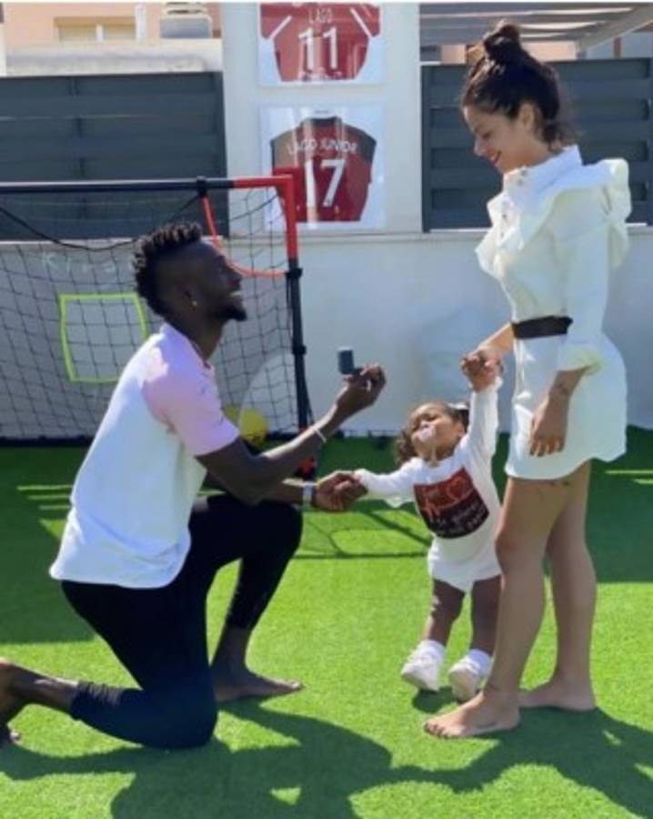 El coronavirus no detiene al amor: Futbolista pide matrimonio a su novia en plena cuarentena