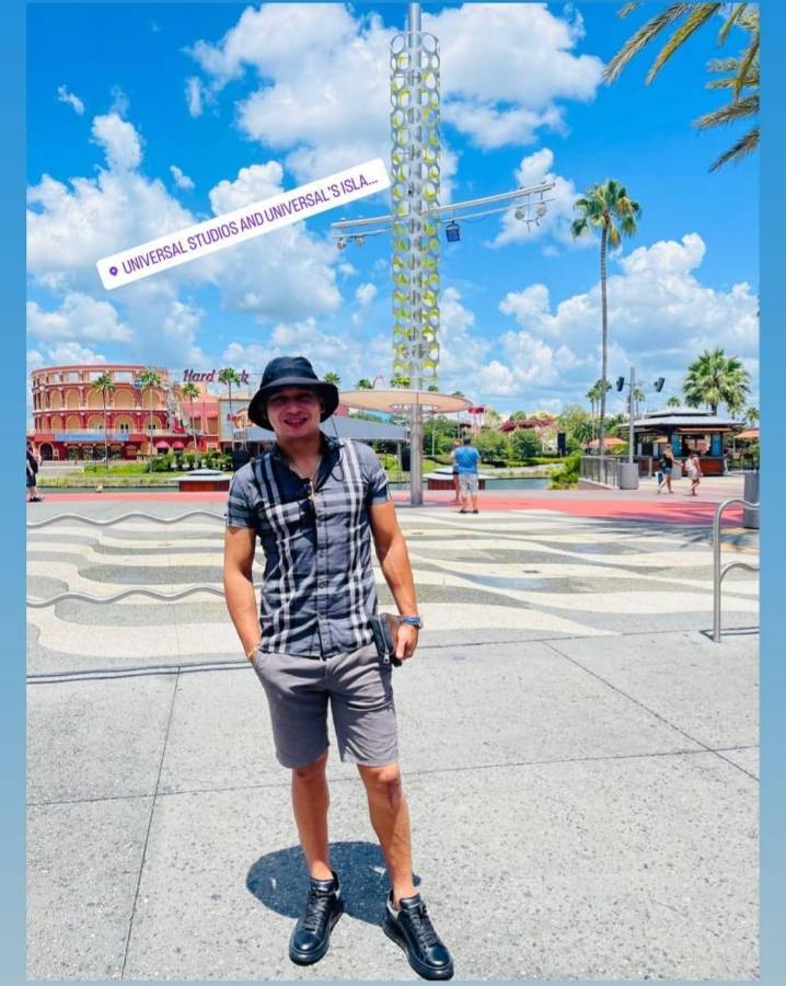 Alejado del fútbol, pero muy enamorado: Así pasa las vacaciones Emilio Izaguirre junto a su bella esposa en Estados Unidos