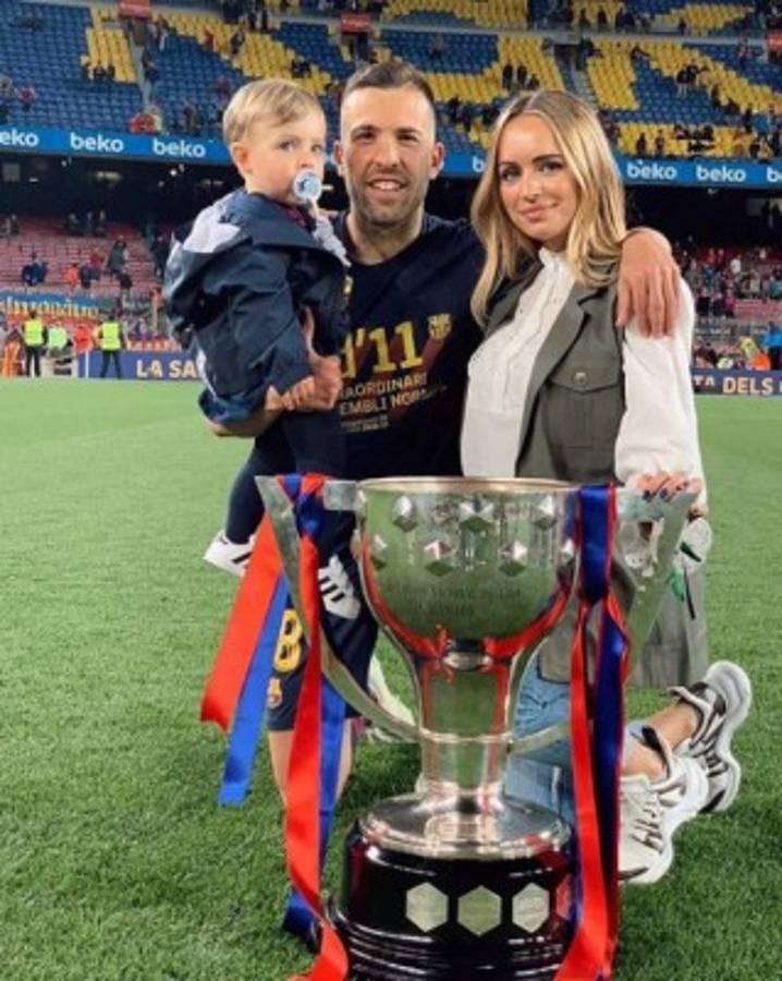 Fiesta, cariño y muchas fotografías: Así celebraron las parejas de los jugadores del Barcelona el título Liga   