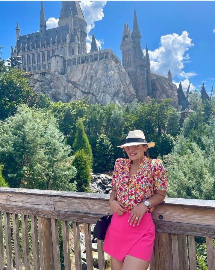 Alejado del fútbol, pero muy enamorado: Así pasa las vacaciones Emilio Izaguirre junto a su bella esposa en Estados Unidos