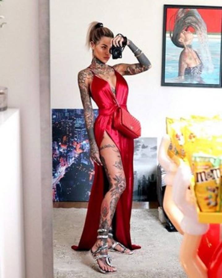 Theo Hernández, cazado en un barco con la espectacular musa de los tatuajes en Italia