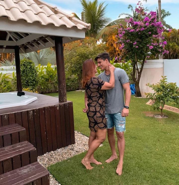 Gritos y botellas tiradas: La madre de Neymar huye de su casa tras ser atacada por su joven novio