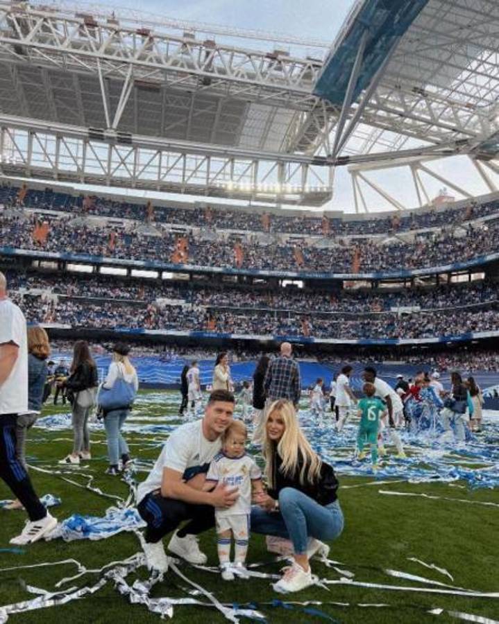 Las novias de los cracks del Real Madrid deslumbran en el Bernabéu: Besos, fotos y la novia de Militao se puso “coqueta”