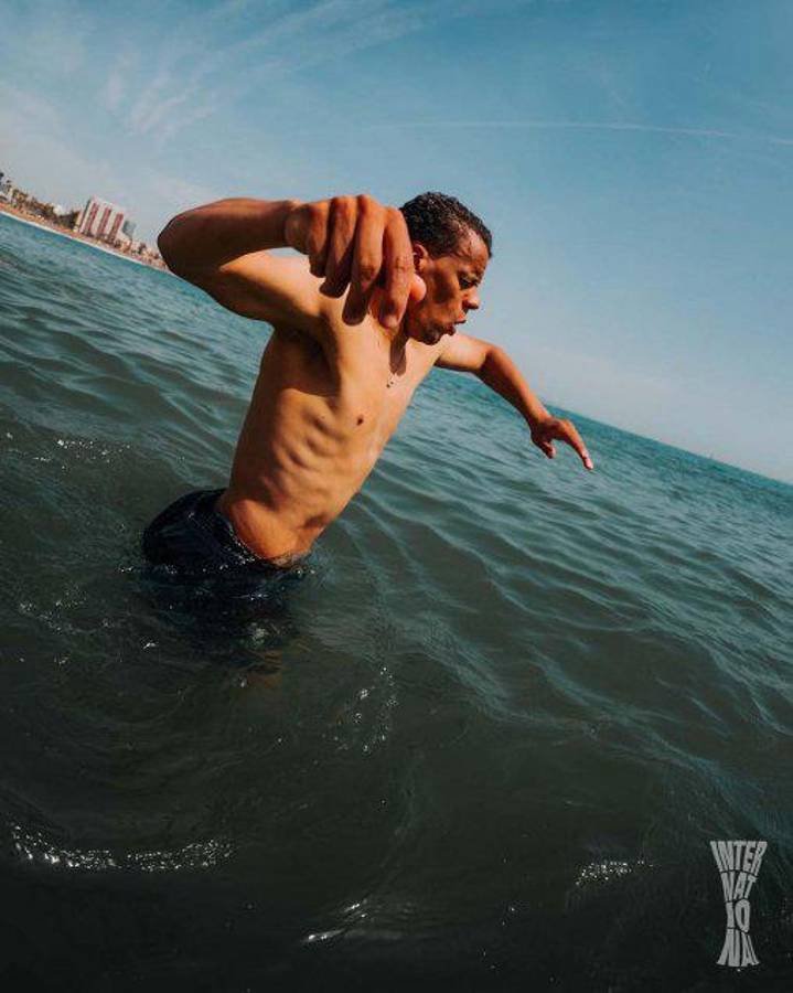 ¡Esto ya es una burla total! Futbolistas del Eintracht Frankfurt festejan clasificación en la playa de Barcelona: Siguen en las nubes