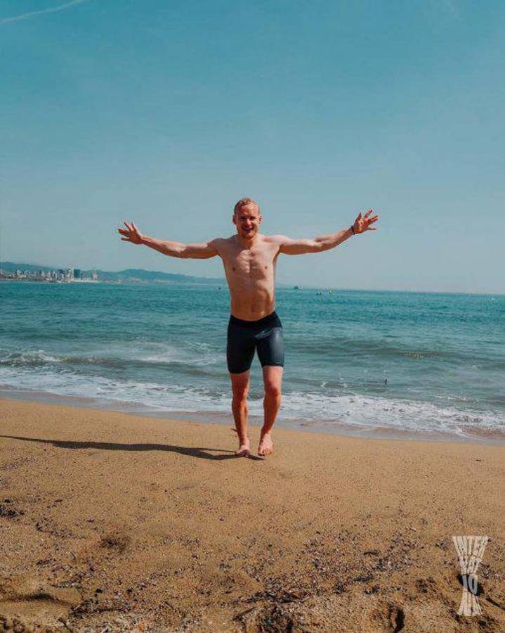 ¡Esto ya es una burla total! Futbolistas del Eintracht Frankfurt festejan clasificación en la playa de Barcelona: Siguen en las nubes