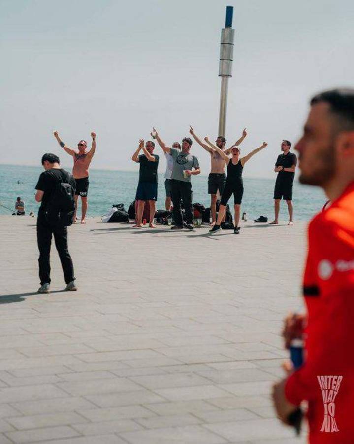 ¡Esto ya es una burla total! Futbolistas del Eintracht Frankfurt festejan clasificación en la playa de Barcelona: Siguen en las nubes