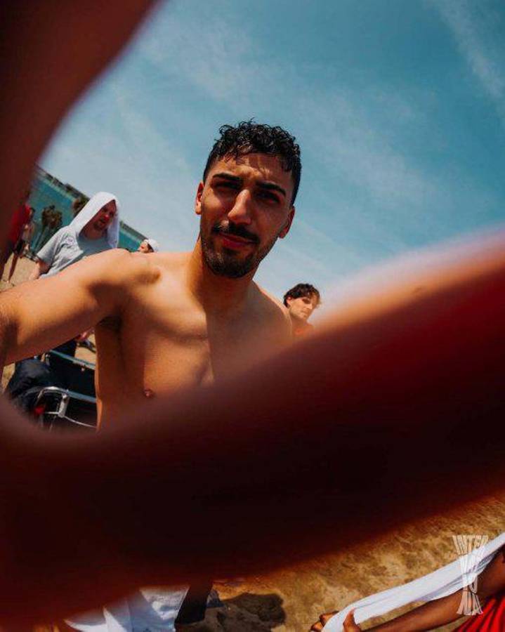 ¡Esto ya es una burla total! Futbolistas del Eintracht Frankfurt festejan clasificación en la playa de Barcelona: Siguen en las nubes