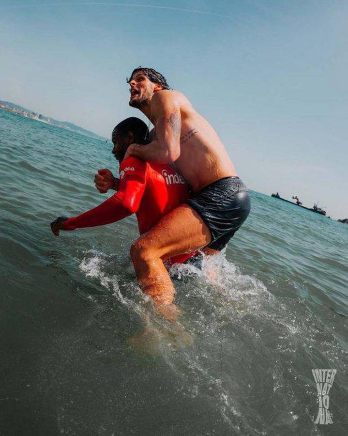 ¡Esto ya es una burla total! Futbolistas del Eintracht Frankfurt festejan clasificación en la playa de Barcelona: Siguen en las nubes