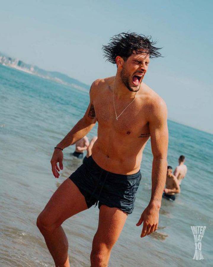 ¡Esto ya es una burla total! Futbolistas del Eintracht Frankfurt festejan clasificación en la playa de Barcelona: Siguen en las nubes