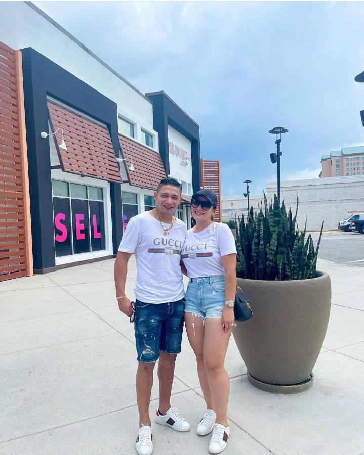 Alejado del fútbol, pero muy enamorado: Así pasa las vacaciones Emilio Izaguirre junto a su bella esposa en Estados Unidos