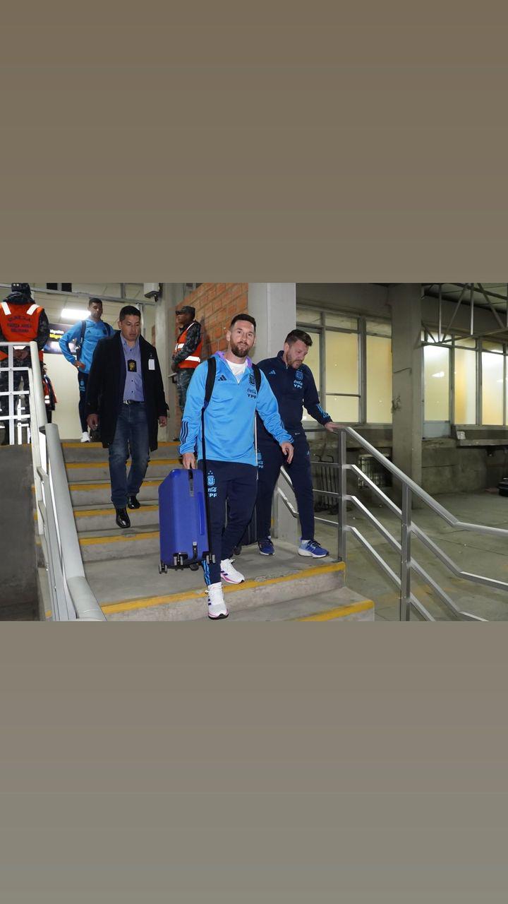 El enorme gesto de Messi en su llegada a La Paz, jugadores con tubos de oxígeno y la bronca que se armó en Bolivia