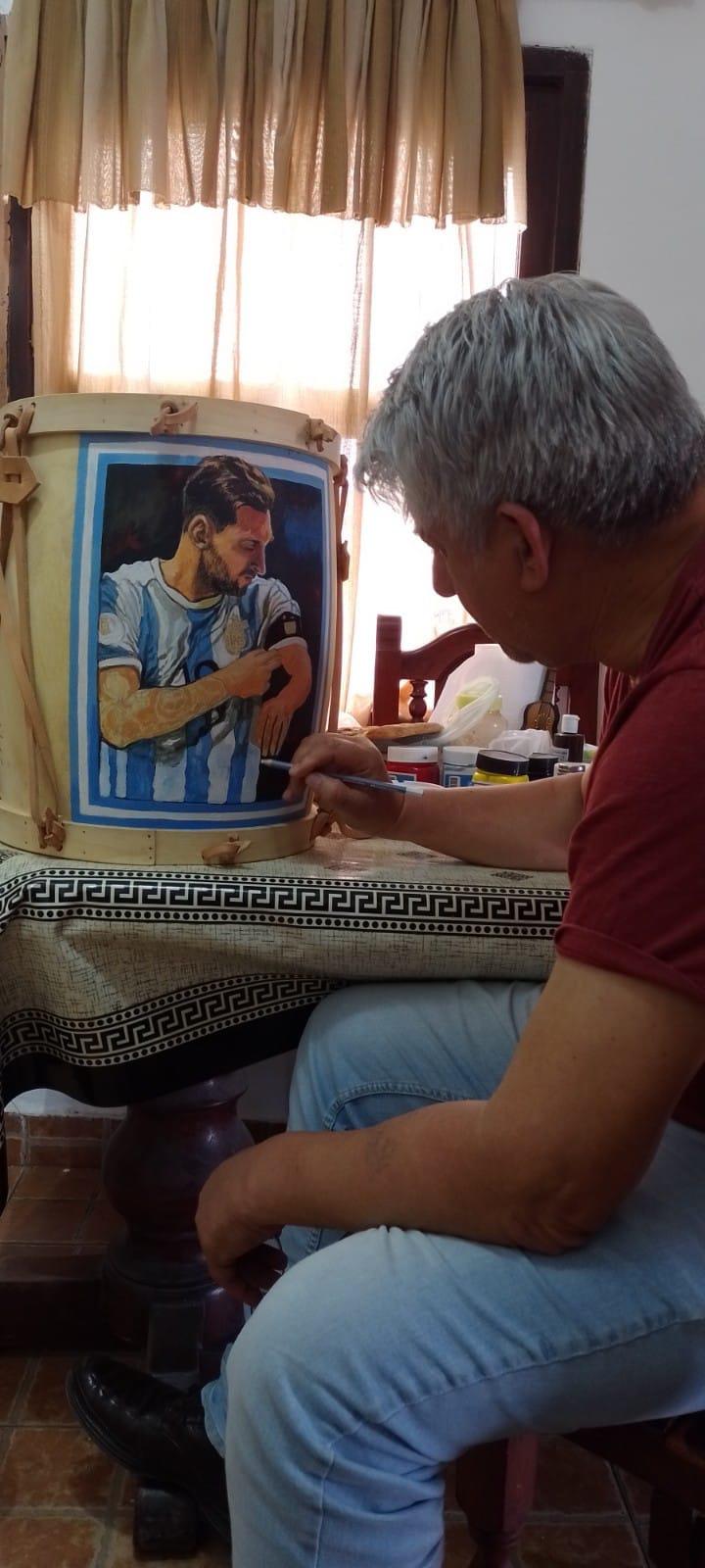 La travesía de un barbero que se fue en bicicleta hasta la casa de Messi en París: la actitud de Antonela Roccuzzo y el regalo que le dejó al crack argentino
