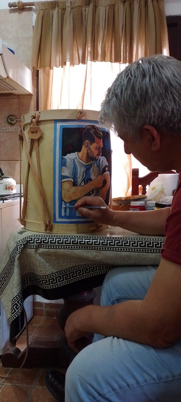 La travesía de un barbero que se fue en bicicleta hasta la casa de Messi en París: la actitud de Antonela Roccuzzo y el regalo que le dejó al crack argentino