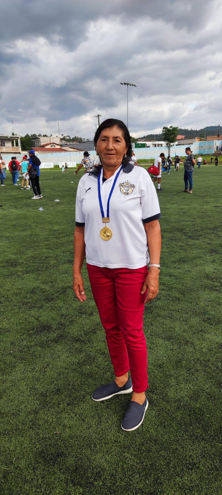 Con machete en mano y cultivando piña: Así es la vida fuera de las canchas de Francisco Martínez y su hermano árbitro