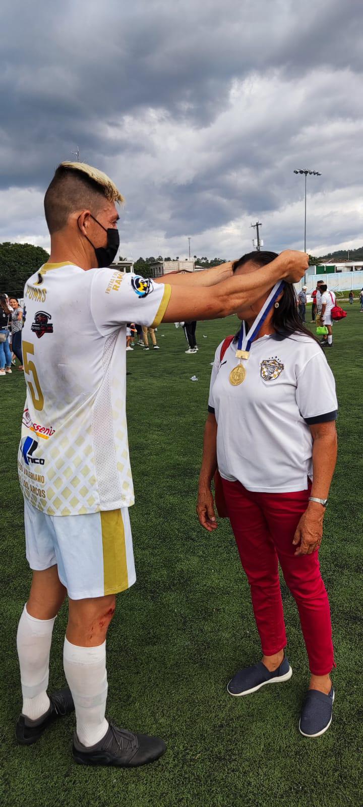 Con machete en mano y cultivando piña: Así es la vida fuera de las canchas de Francisco Martínez y su hermano árbitro