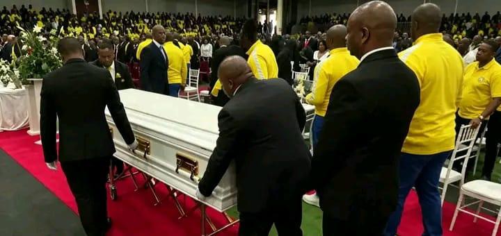 Desgarradora imagen de la madre e hijo: el adiós a Jayden Adams, fallecido tras el Mundial