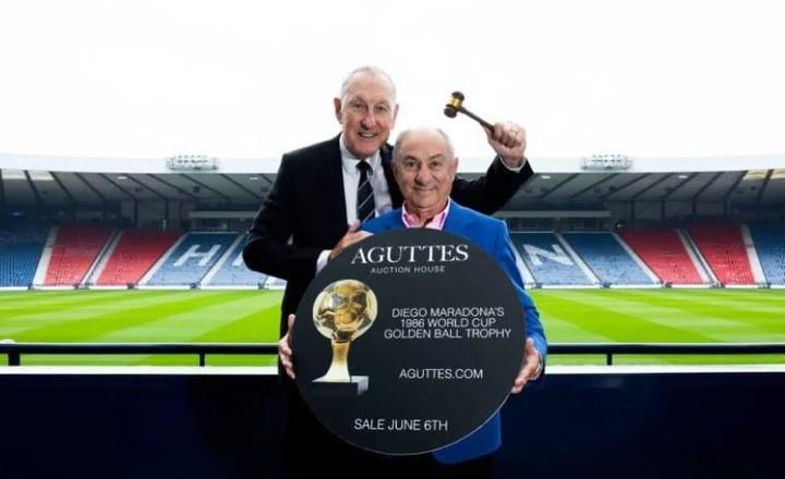 Ardiles y Terry Butcher compartieron juntos previo a la subasta del Balón de Oro de Maradona.